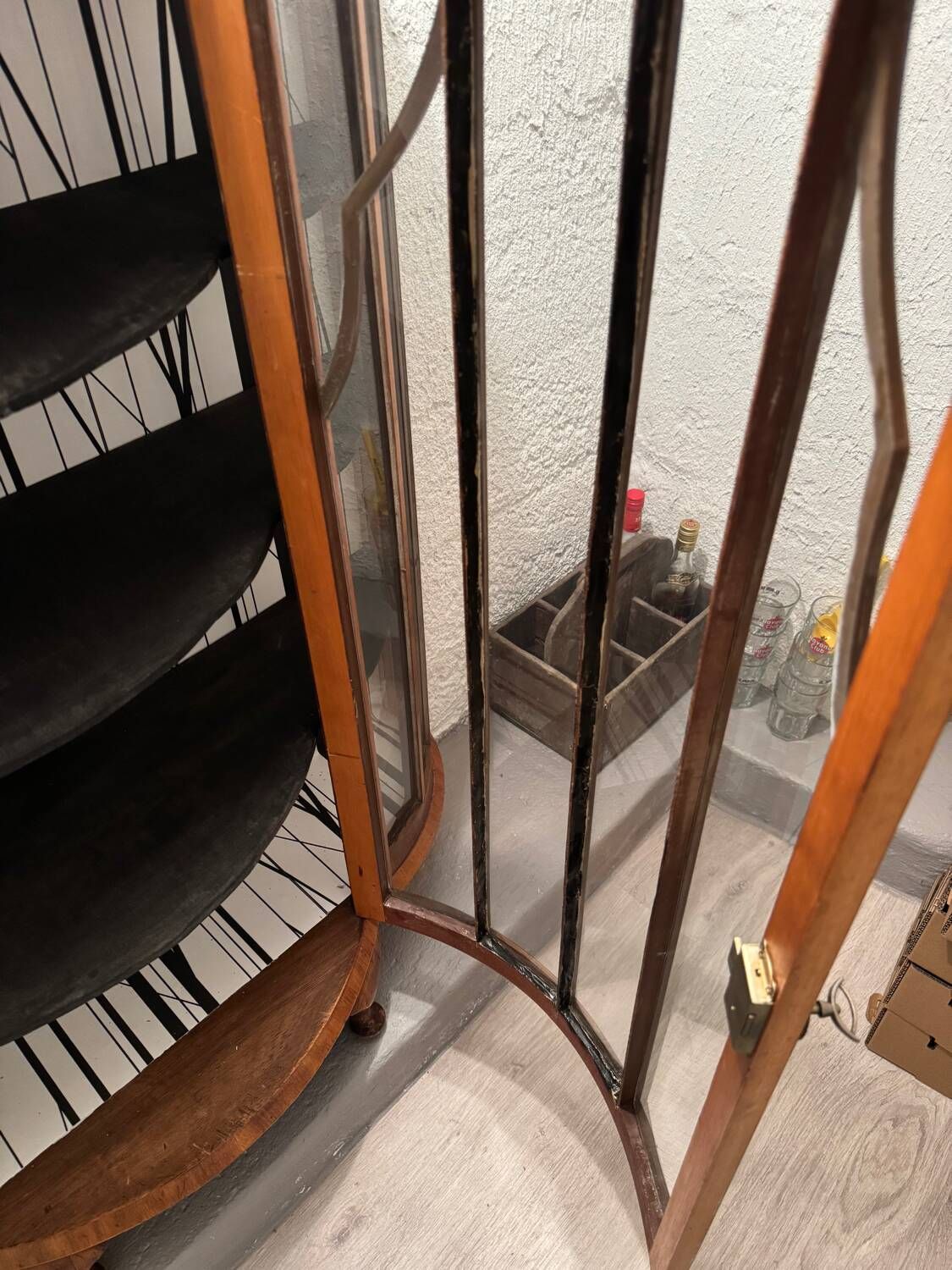 Vintage curved display case in wood and glass – Art Deco style / 1940s