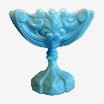 Coupe ancienne carrée sur pied en opaline bleue sculptée d'acanthes