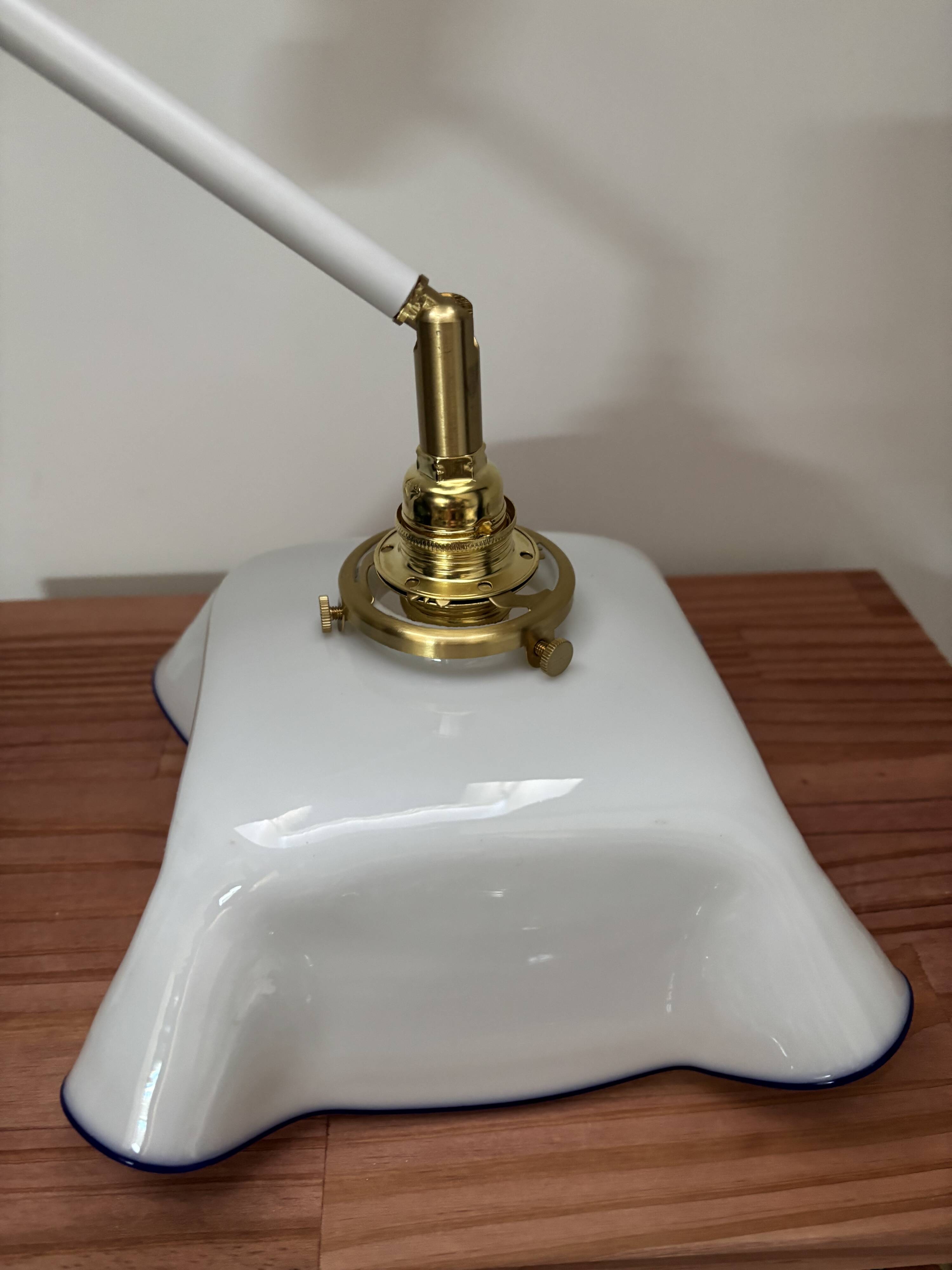 Applique murale vintage en opaline blanche à liseré bleu