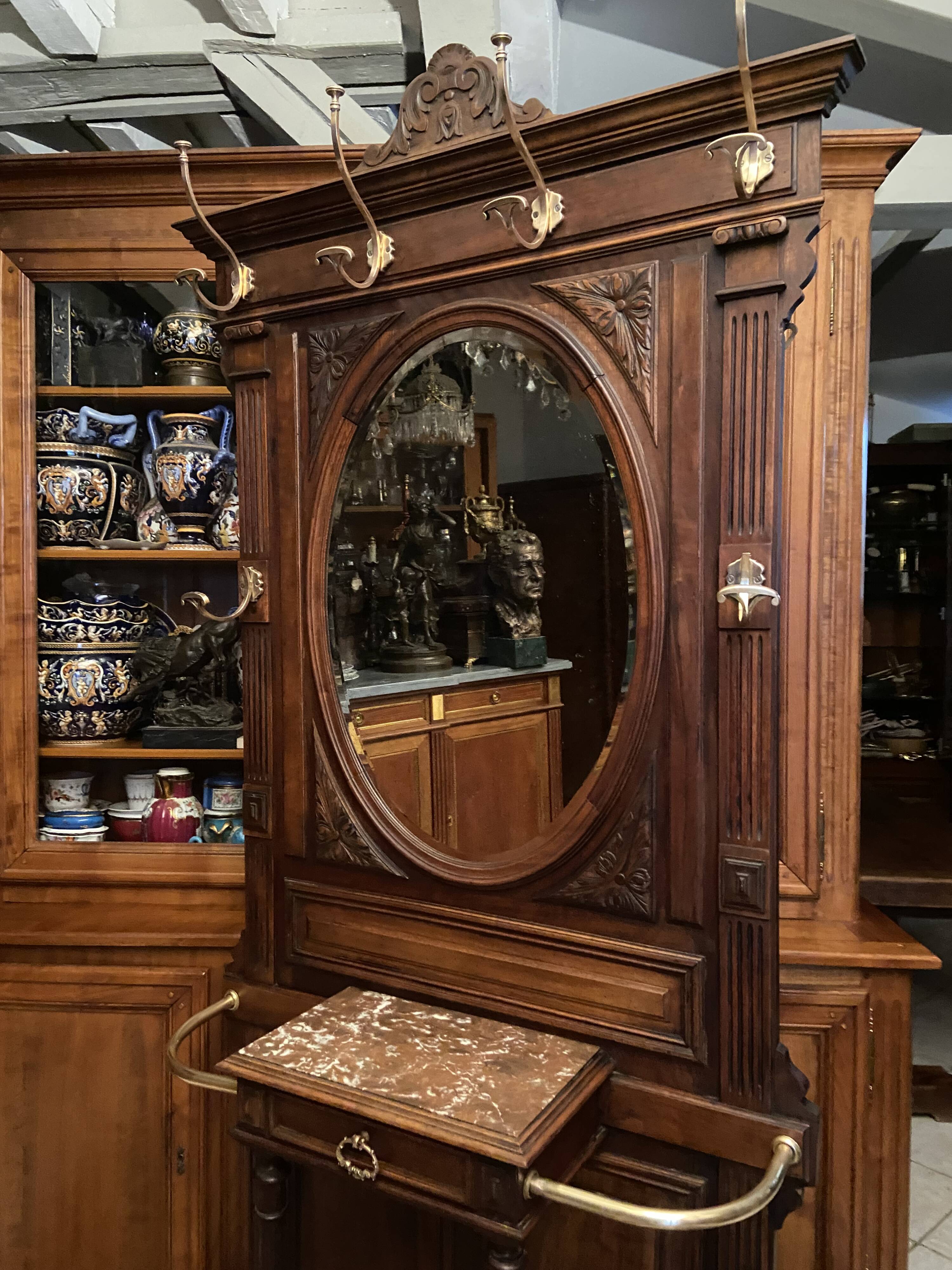 Porte-manteau de vestibule en noyer massif avec miroir ovale et patères en bronze