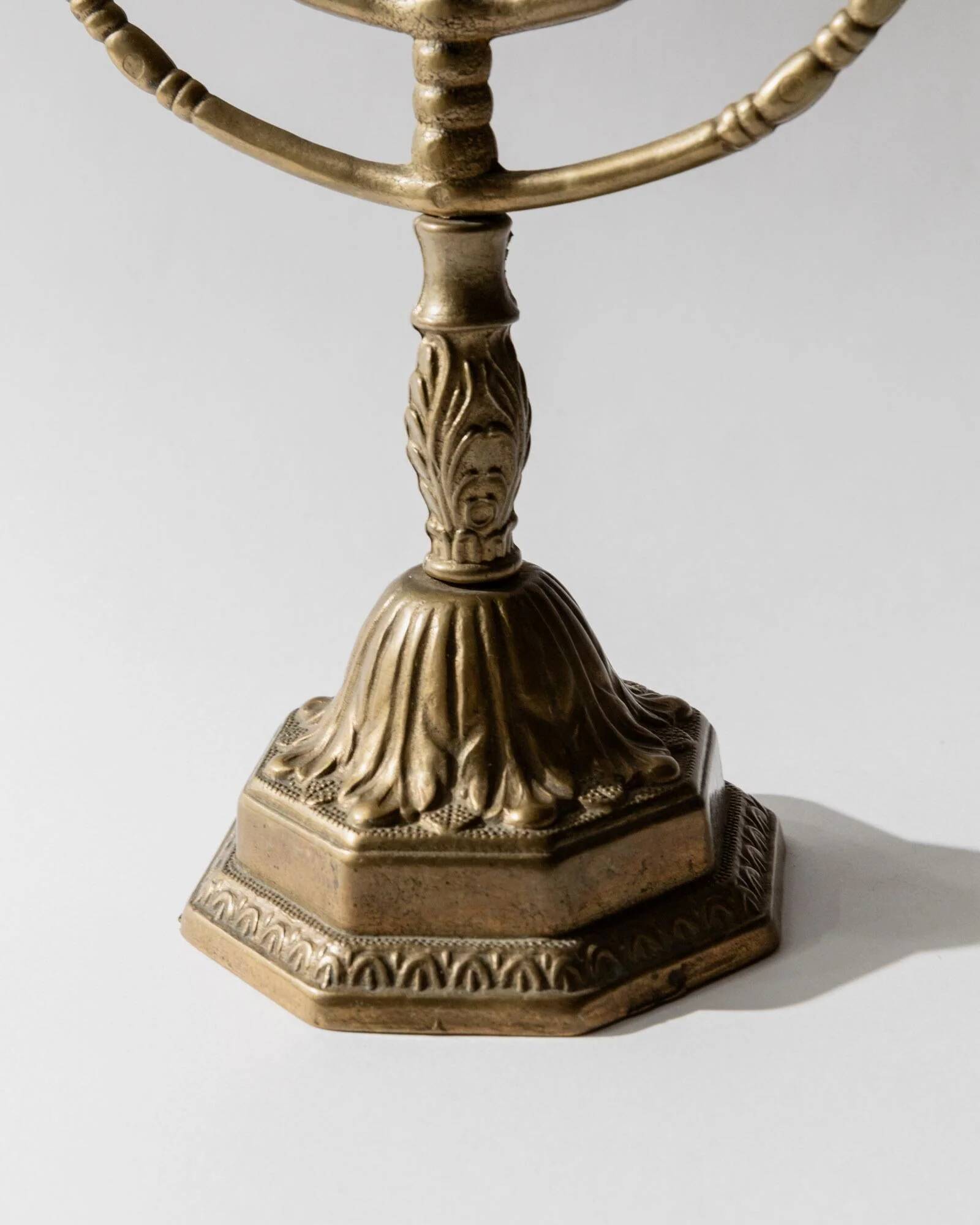Bougeoir vintage en laiton des années 1950, ménorah à sept branches avec décor ornemental