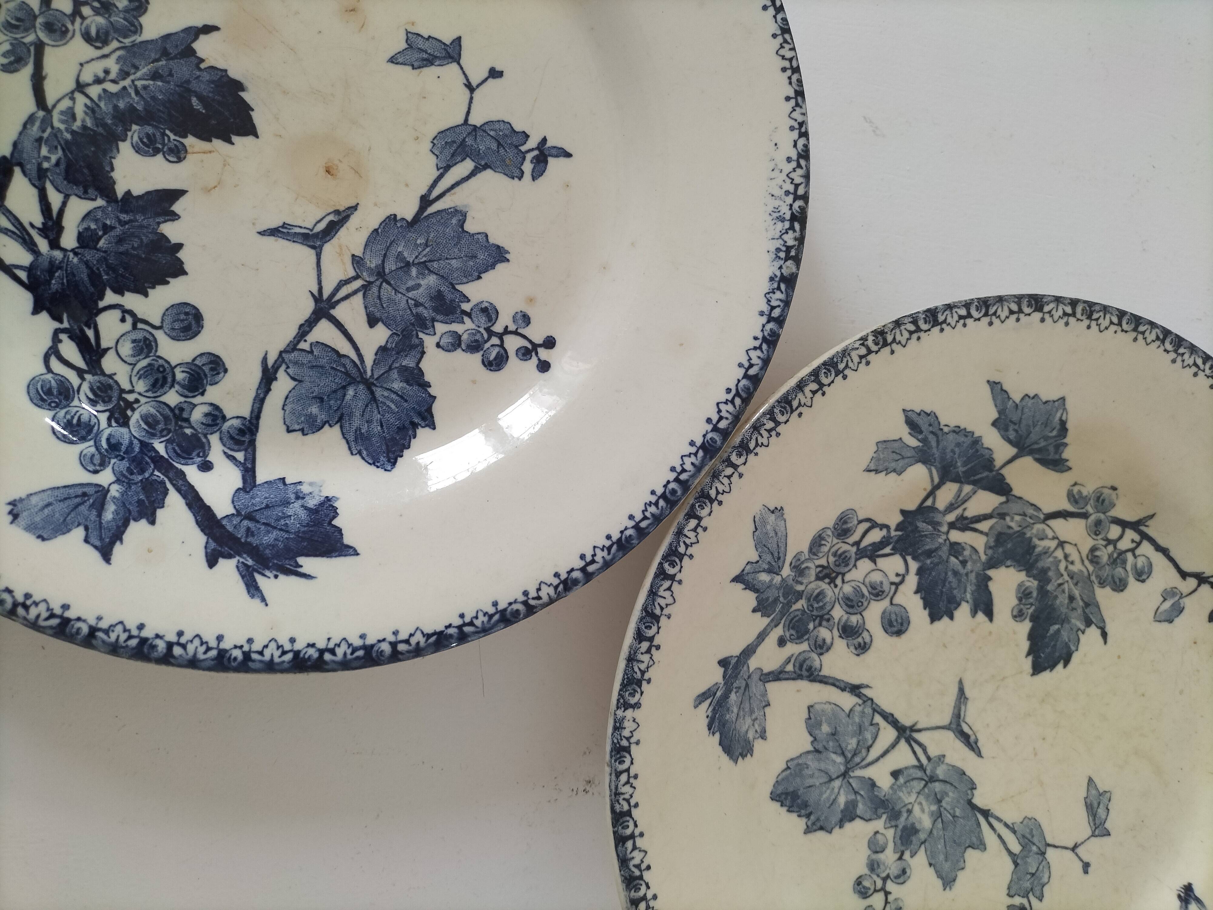 Duo of Gien plates, Groseilles model