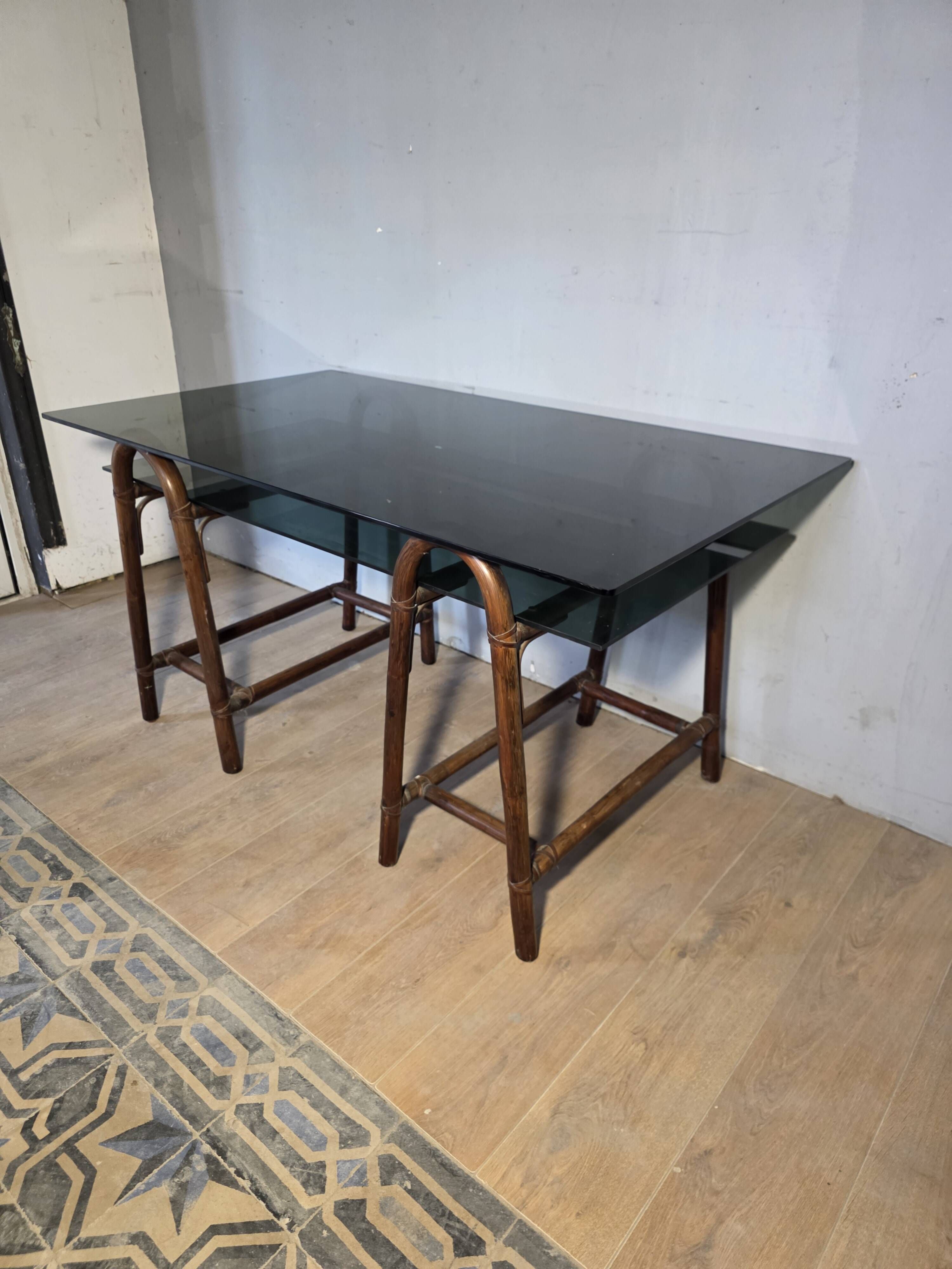 Bureau en rotin double plateau en verre fumé, années 70.