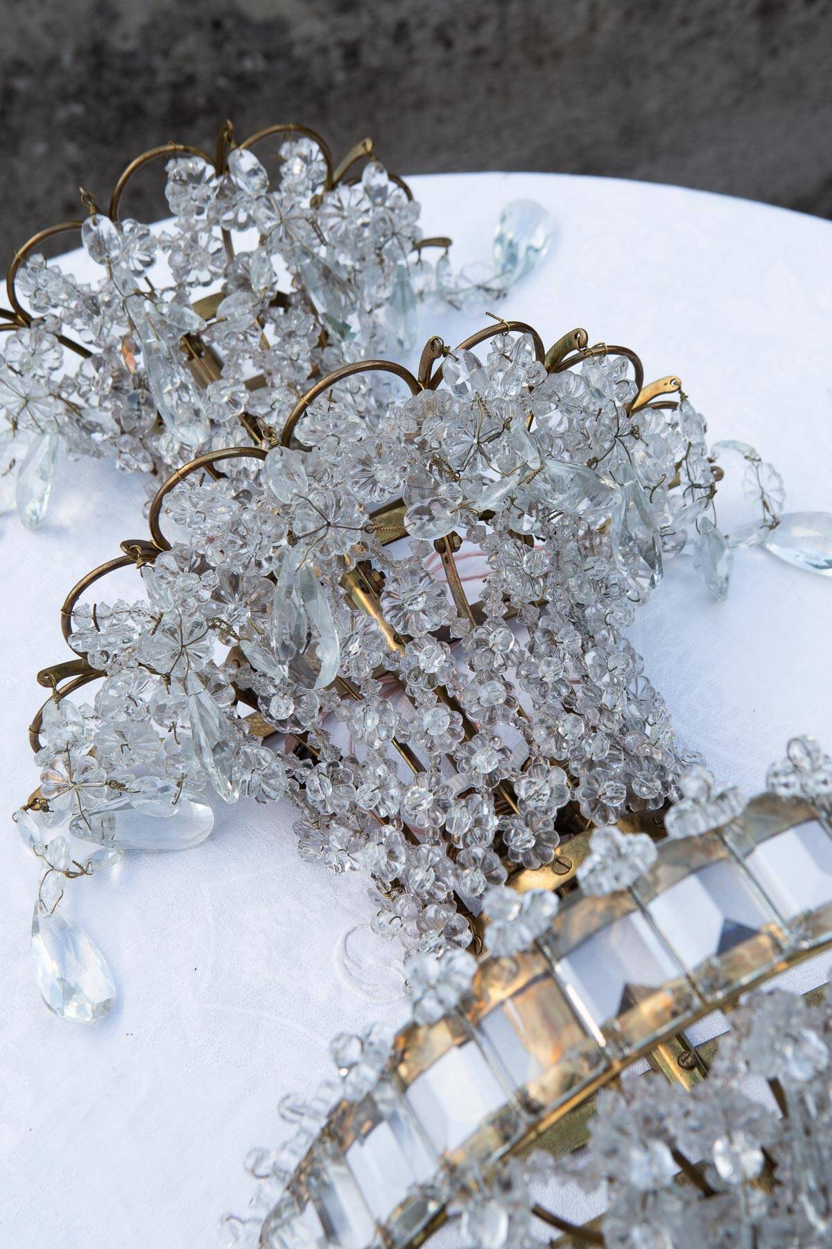 Paire de grandes appliques en laiton et cristal c. 1940s (57 cm)