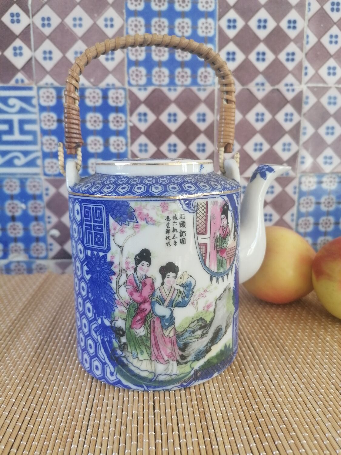 Japanese teapot "Geishas"