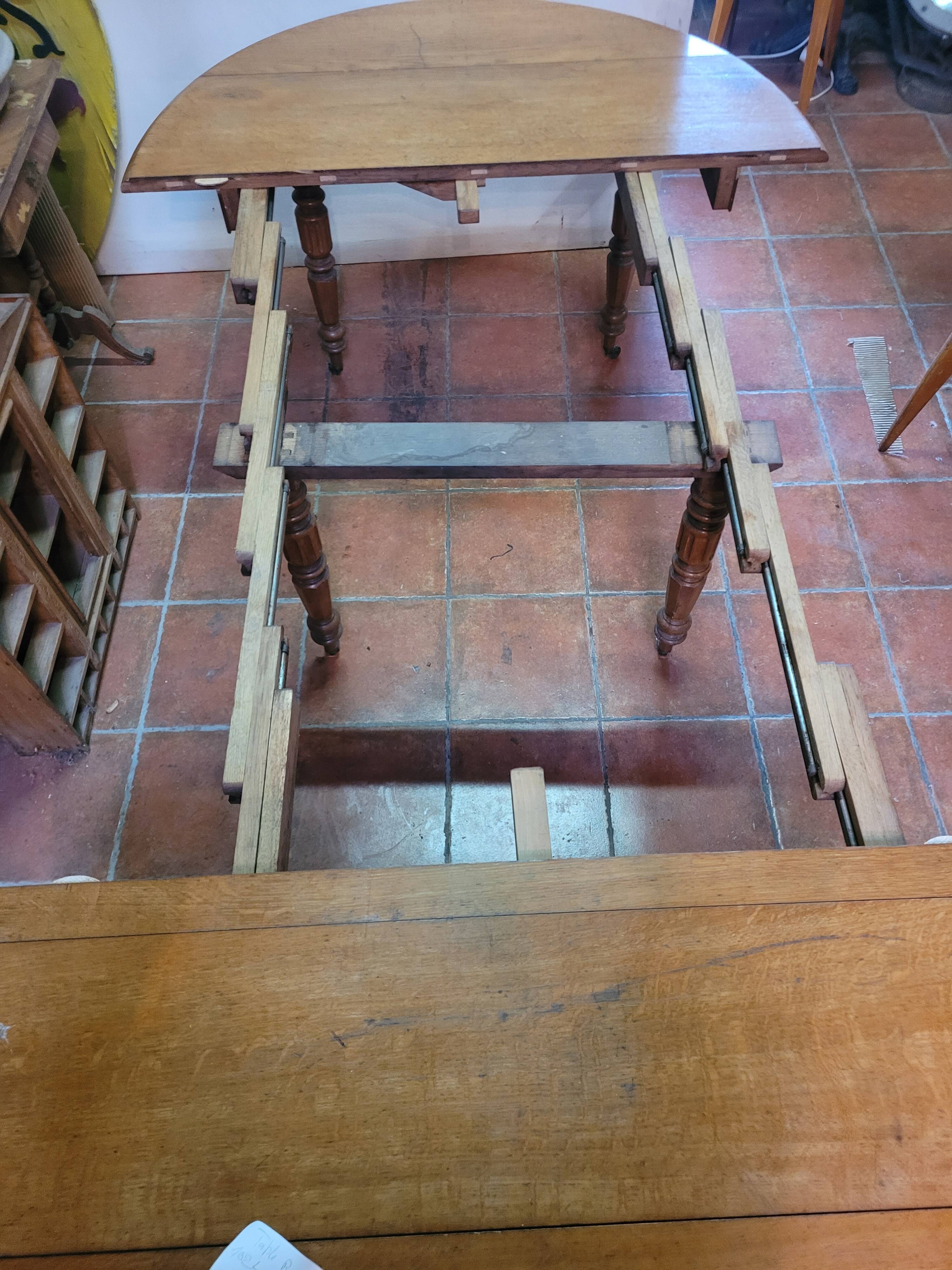 Round table 6 feet in oak with extension