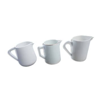 Lot de pichets blancs en porcelaine