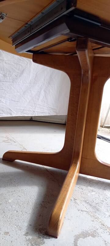 Vintage round extendable wooden table.