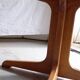 Table ronde vintage extensible en bois.