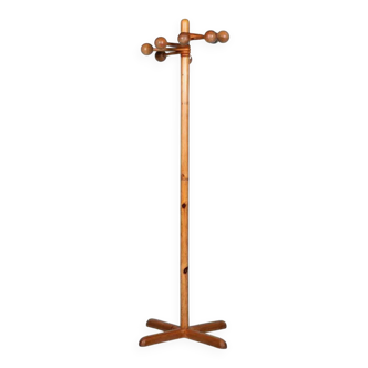 Minimalist organic coat rack in pine from the 1970s in space age style.