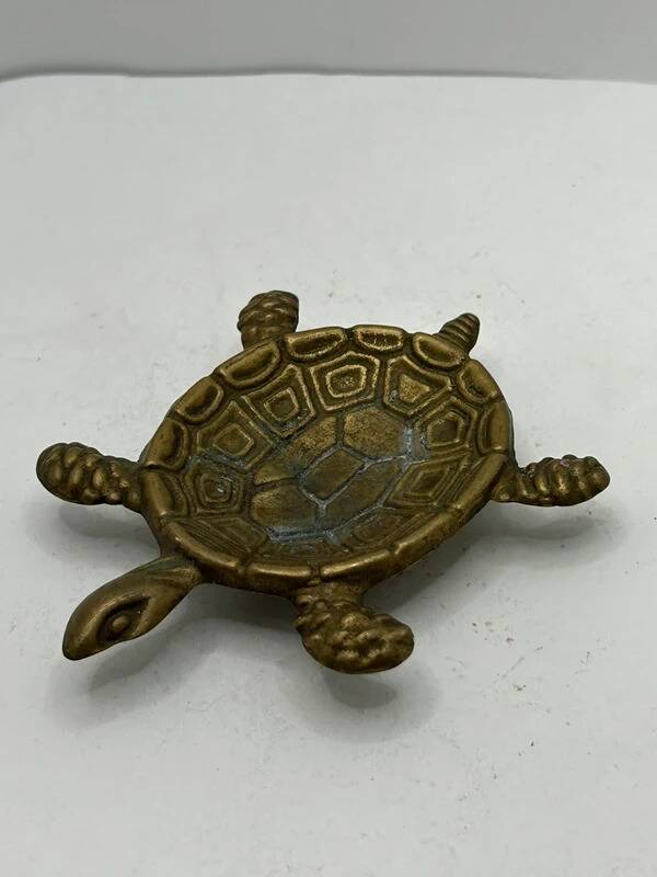 Vintage turtle ashtray in gilded brass, patinated animal-shaped catchall.