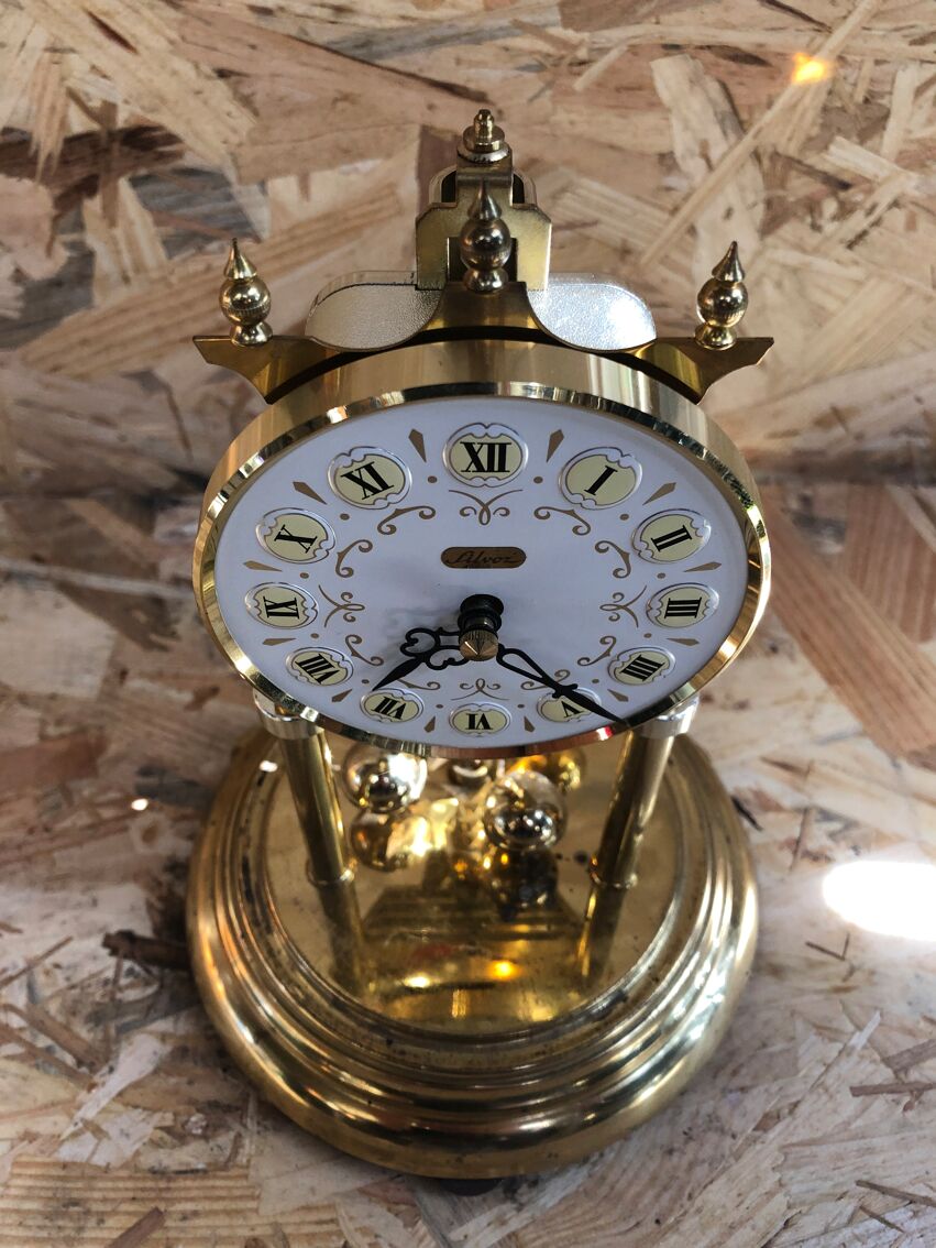 Horloge pendule 400 jours silvoz métal doré avec cloche verre vintage |  Selency