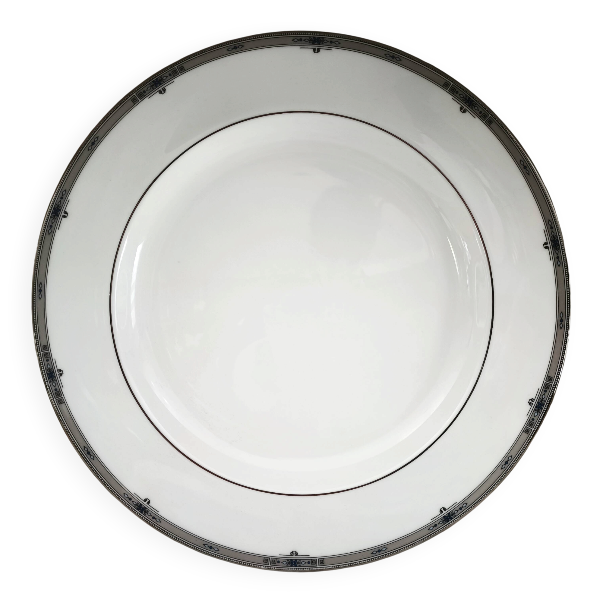 Large round plate in English porcelain Wedgwood model Amherst.