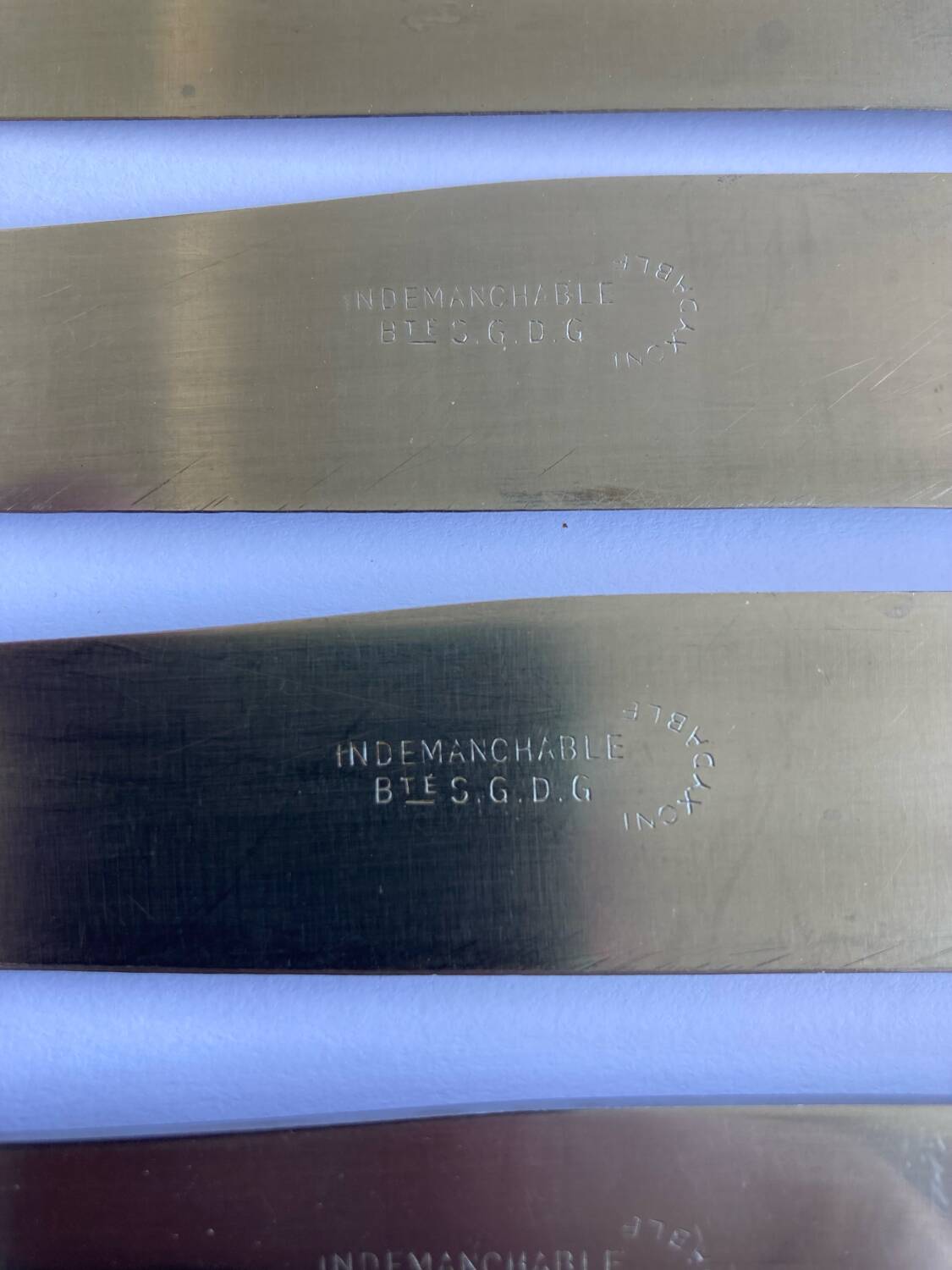 12 table knives stainless steel blade round ends / Bakelite handles with wood burl effect / 1950s