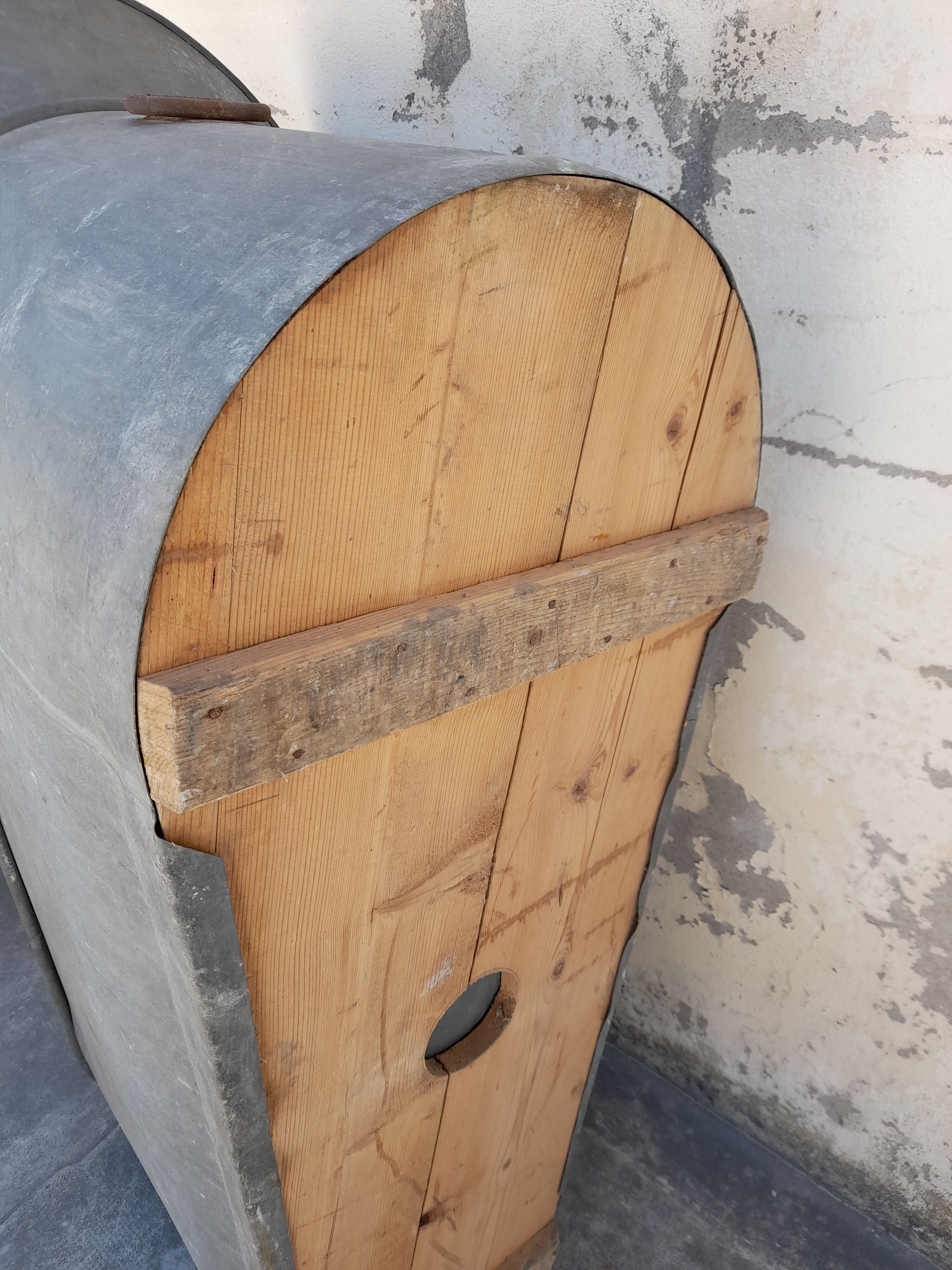 Ancient zinc bathtub 1900 -1m40