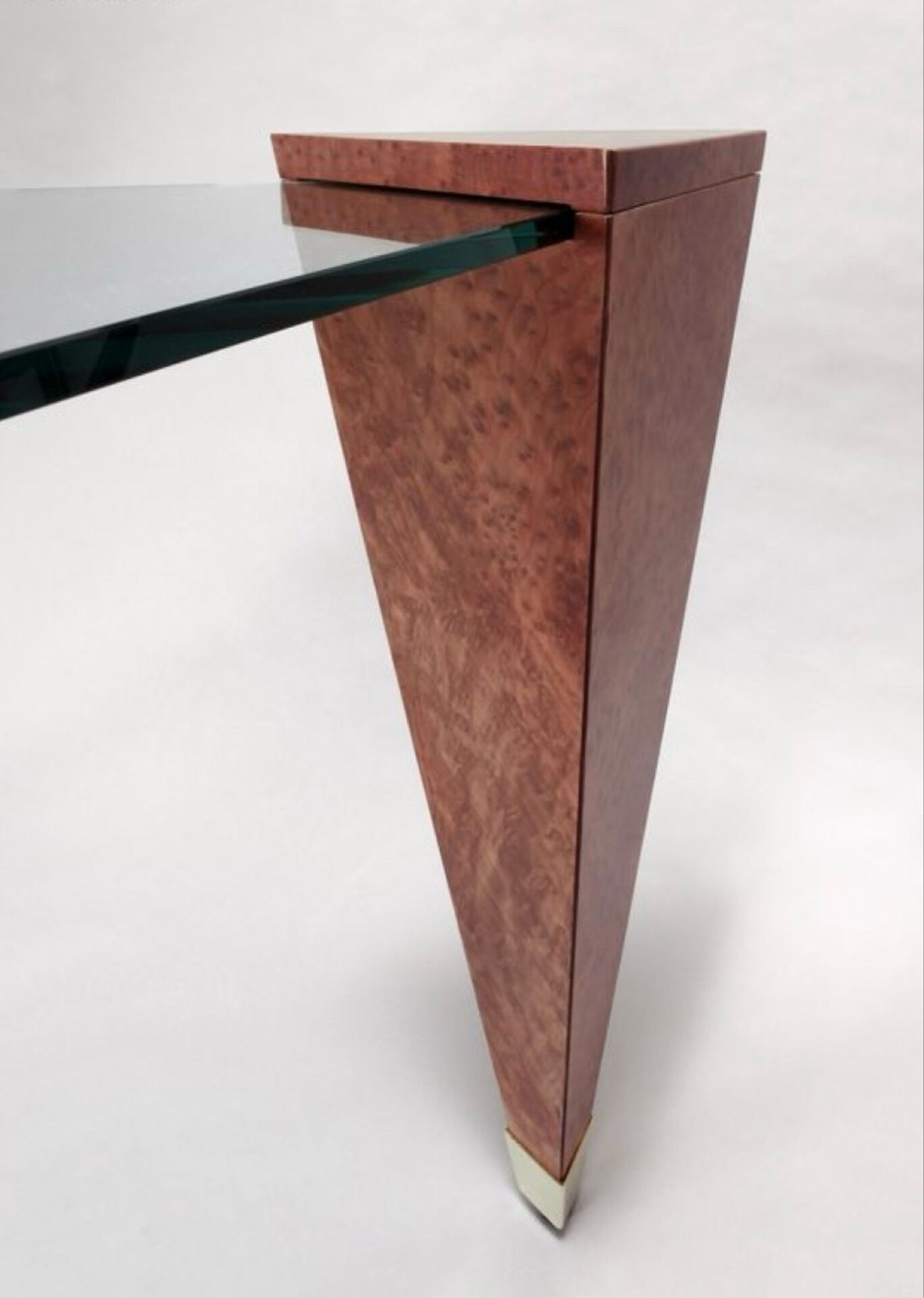 Bureau triangulaire sculptural – Pièce unique en loupes précieuses