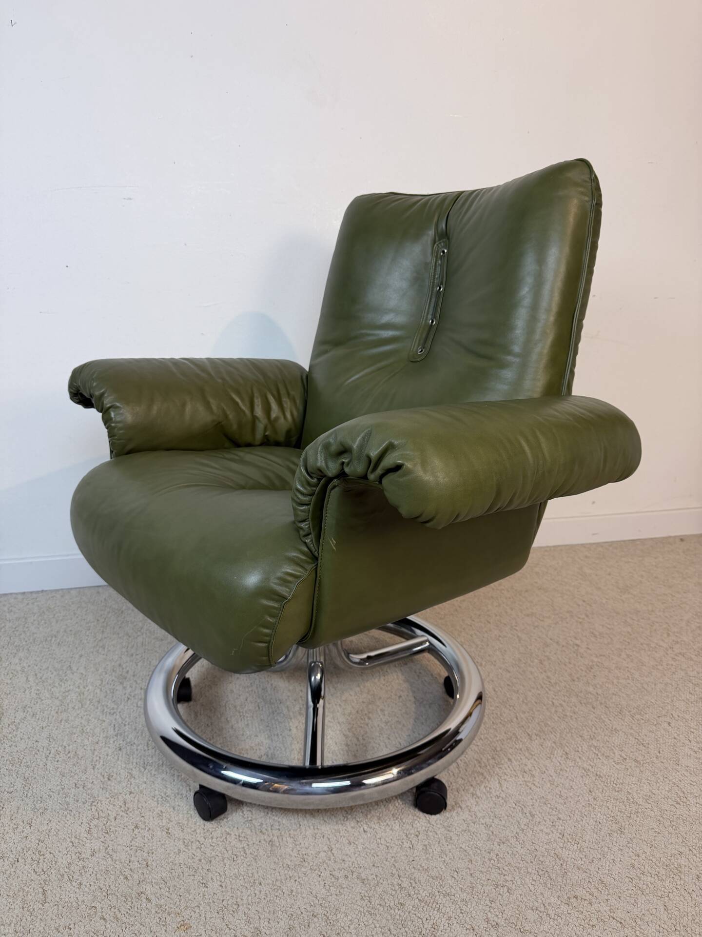 Italian executive armchair attributed to Guido Faleschini for i4 Mari.