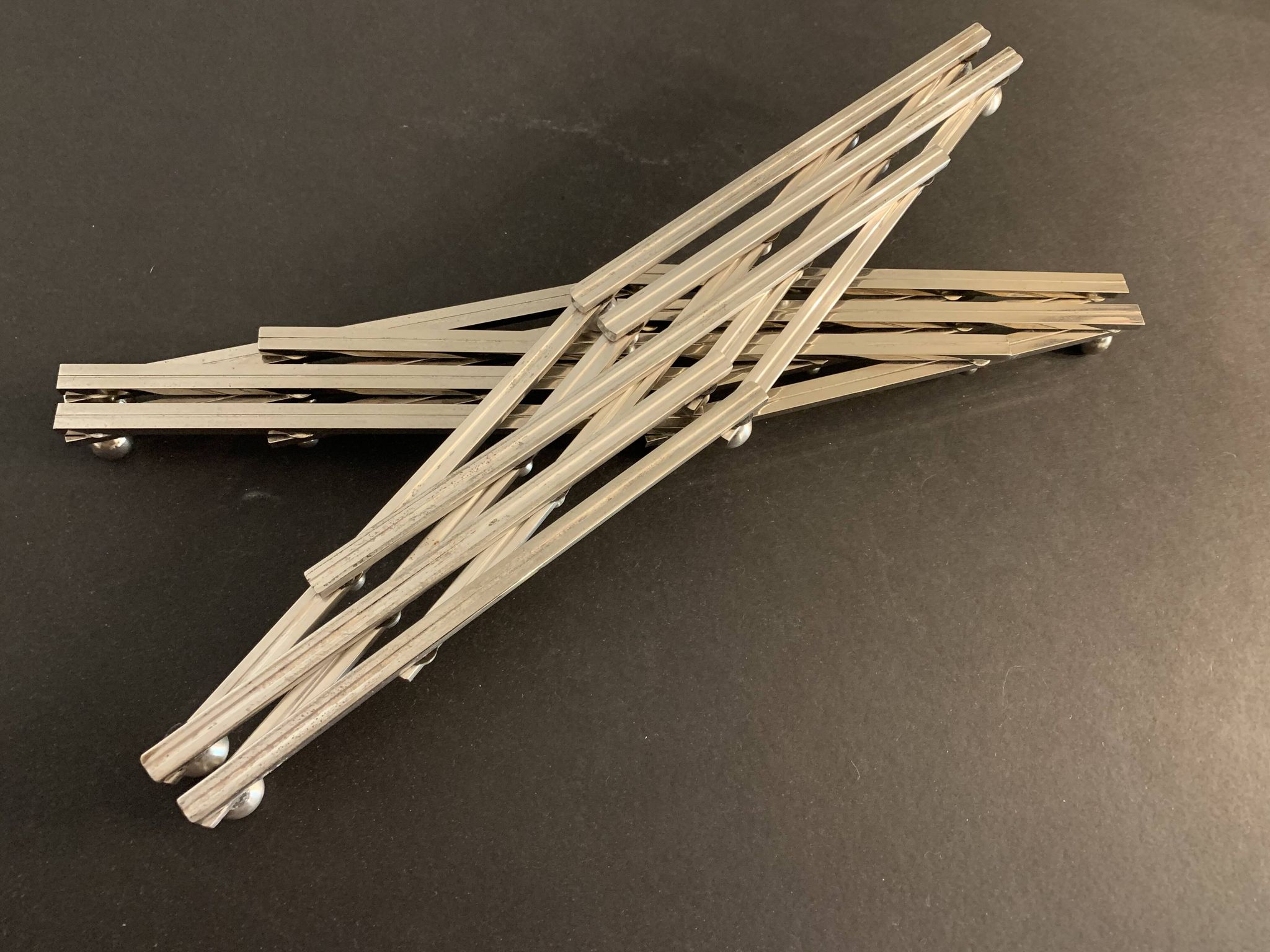 Paire de dessous de plat anciens extensibles métal argenté 1940