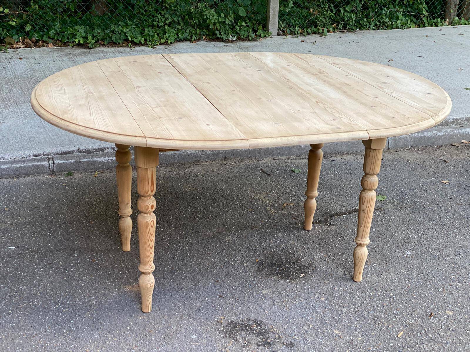 Interior's extendable round dining table with shutters, renovated in solid wood, 15