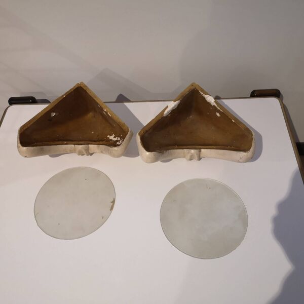 Paire d'appliques d'angle Art Déco en plâtre et verre dégagé à l'acide 1930