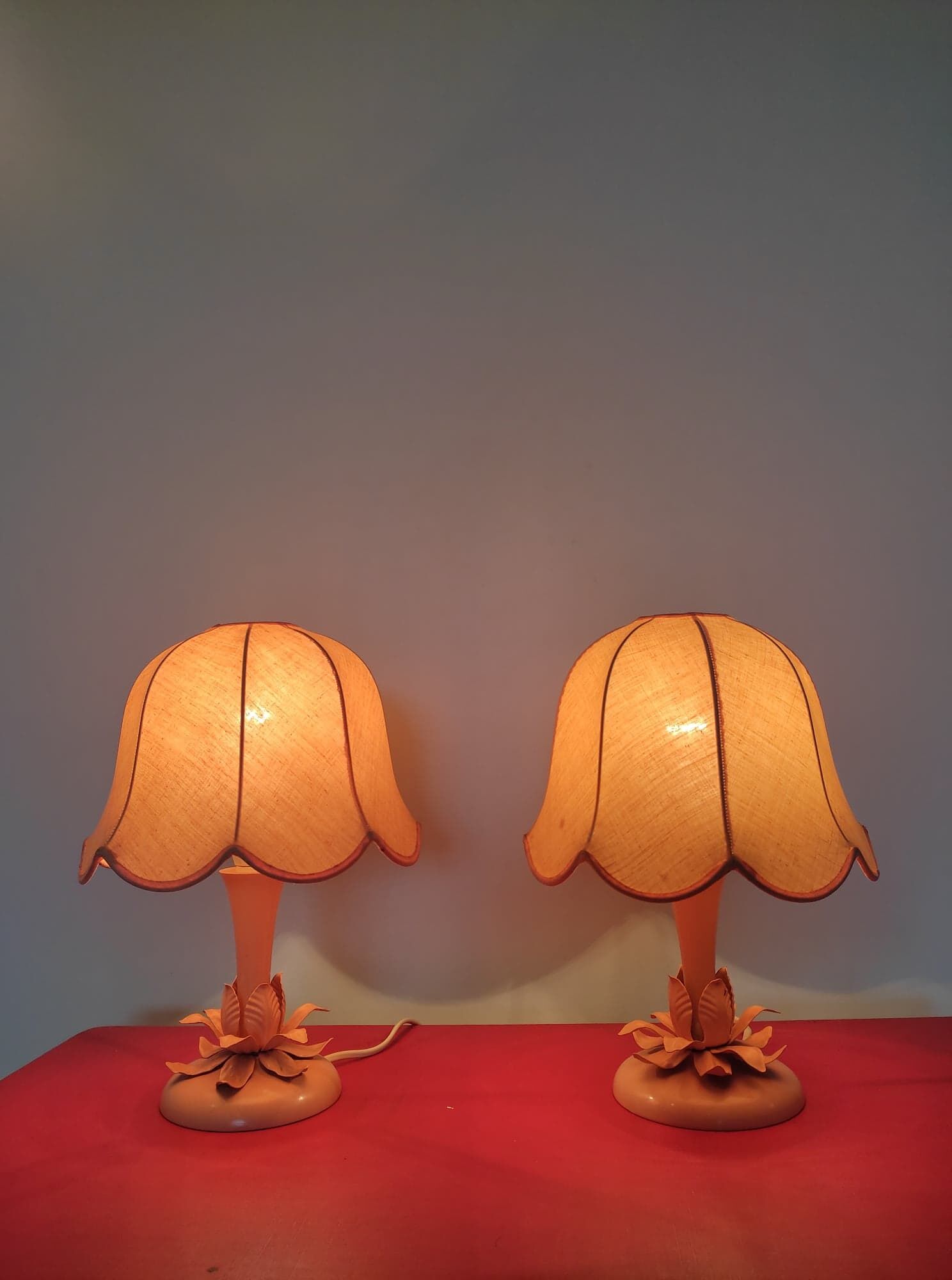 Paire des lampes de chevet rose «blush/saumon» abat-jour en tissu, détails en métal