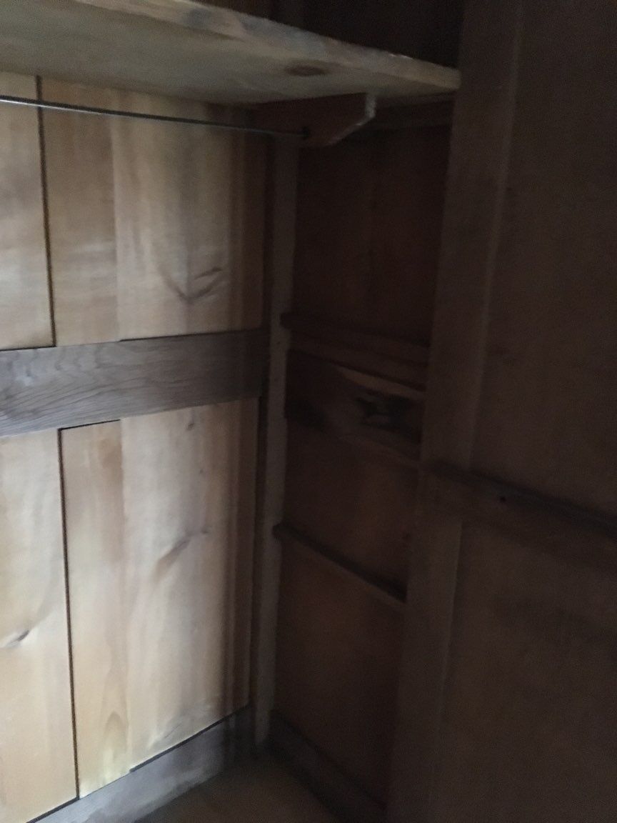 Old wardrobe in solid wood (drowning)