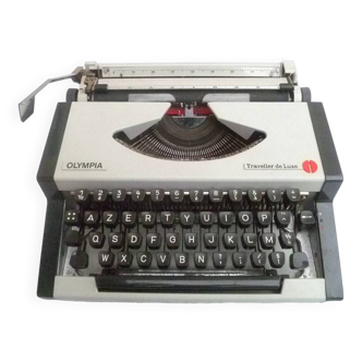 Olympia Traveler De Luxe typewriter