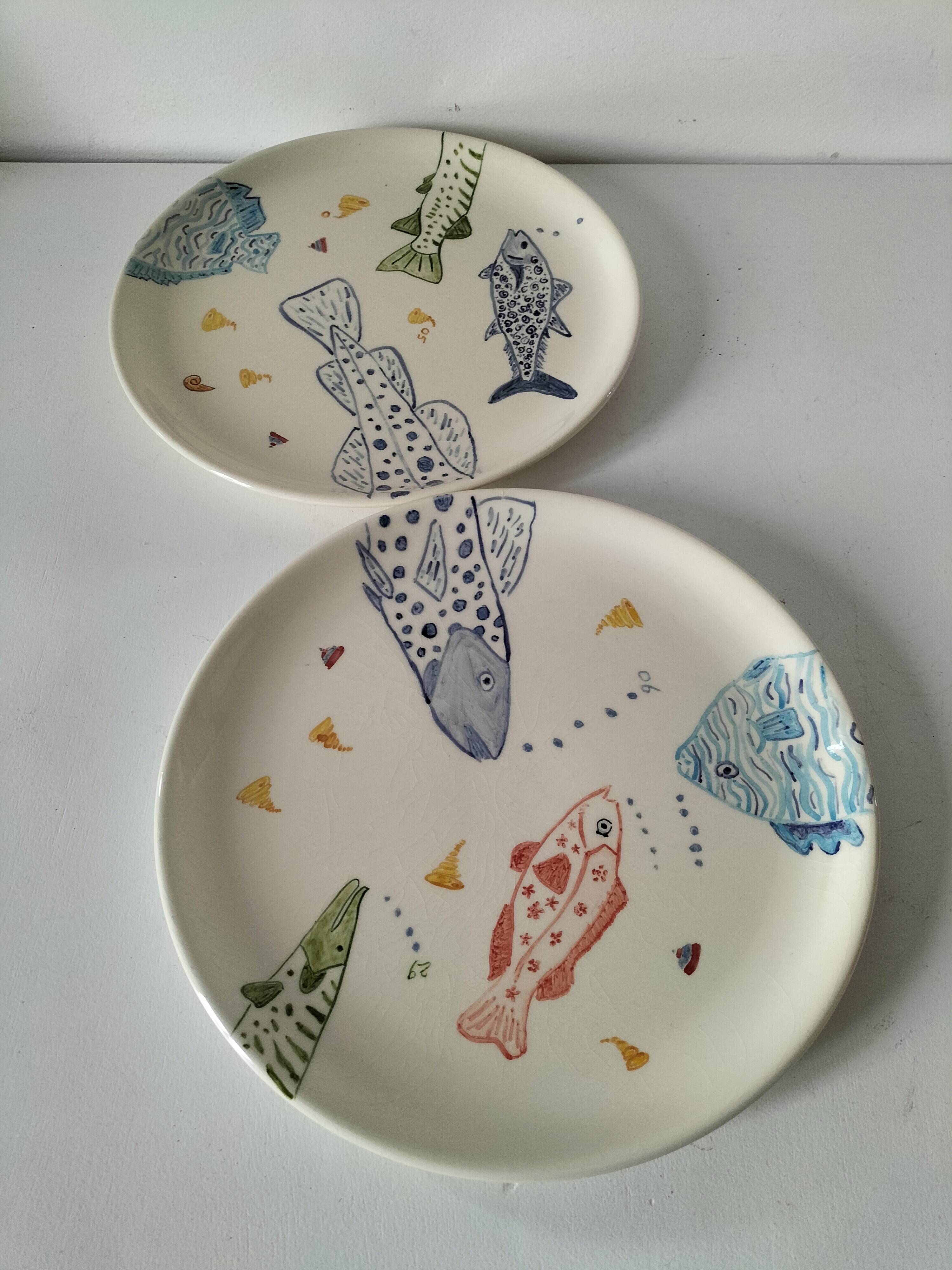 Set of two large ceramic plates – fish "head to tail" design