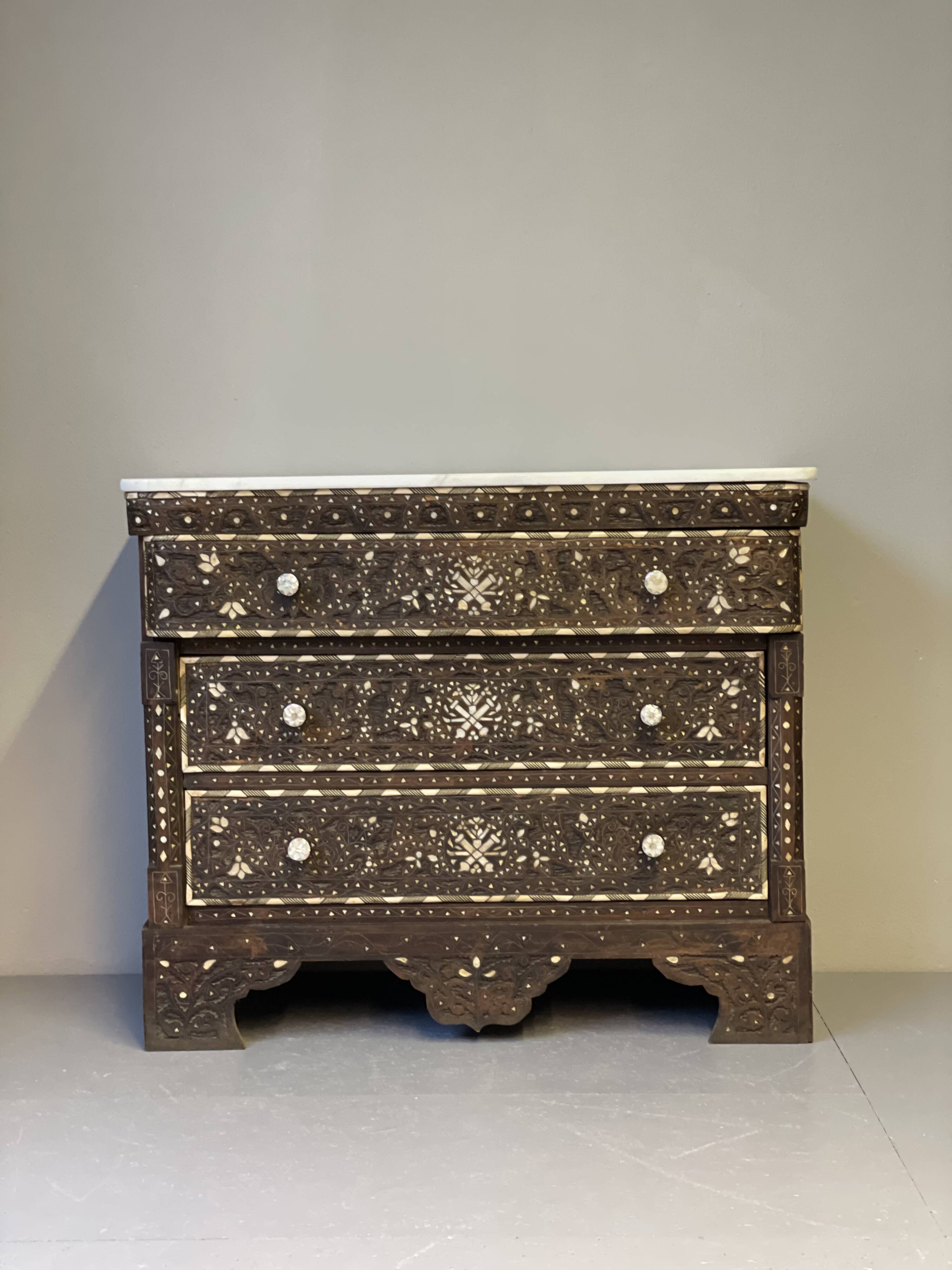 Coffre de mariage syrien avec incrustations de nacre et plateau en marbre, milieu du siècle