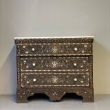 Coffre de mariage syrien avec incrustations de nacre et plateau en marbre, milieu du siècle