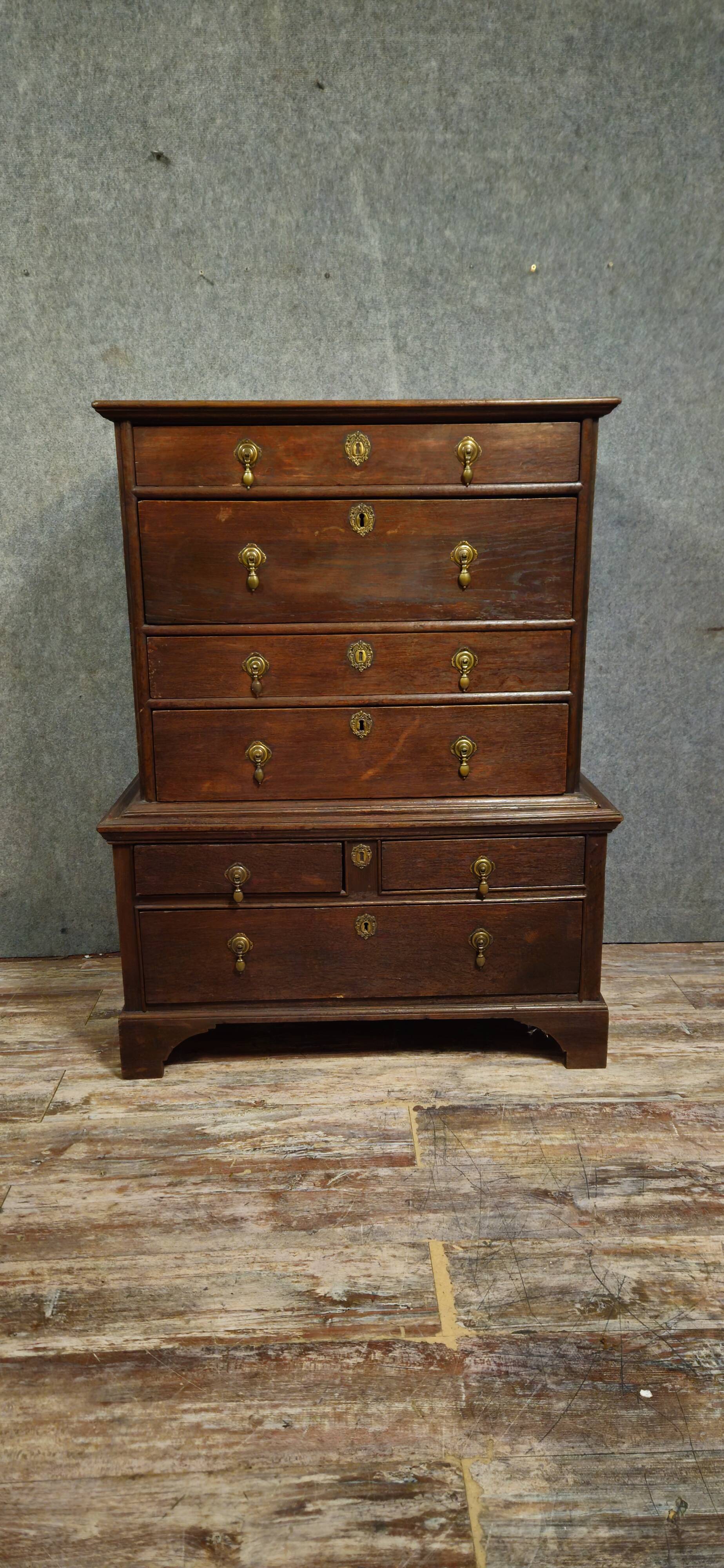 Cabinet - Commode  / chiffonnier ancien en bois massif, XIXᵉ siècle
