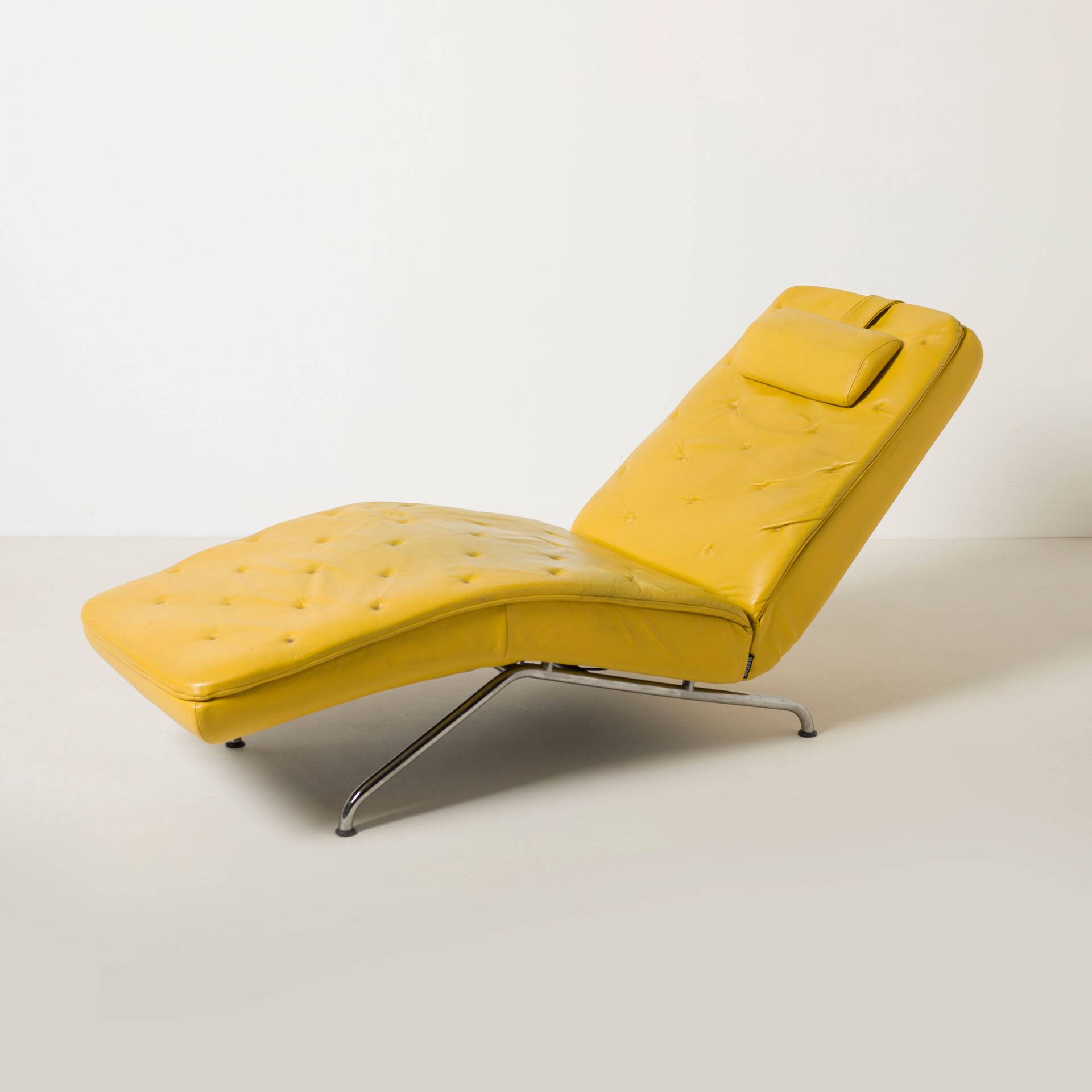 Mid Century / Modernist / Bauhaus Style  Chaise in yellow leather / chrome