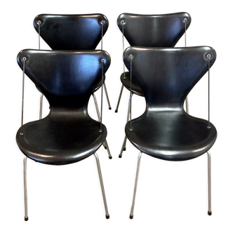 Set of 4 Arne Jacobsen chairs.