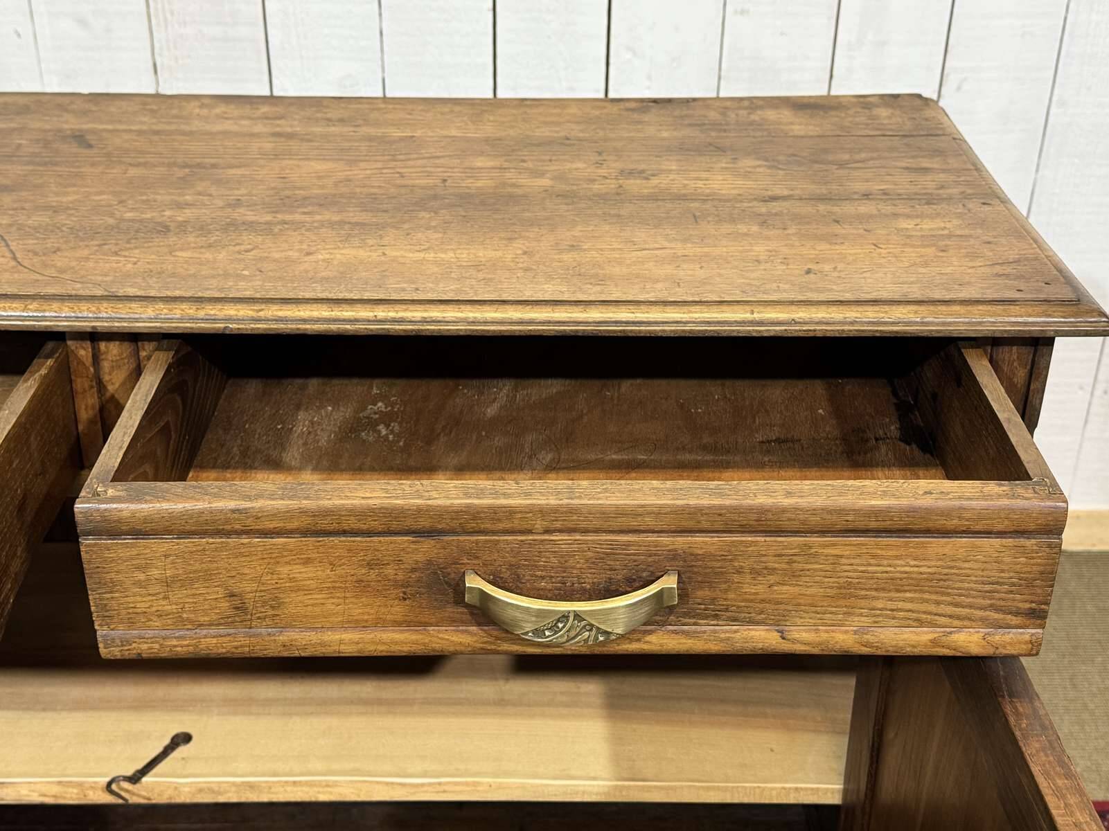 Rustic Art Deco buffet from the 1930s in chestnut wood.