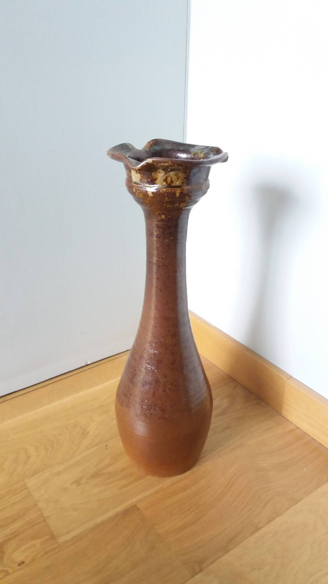 XXL brutalist ceramic floor-standing ashtray in the shape of a keel, stoneware.