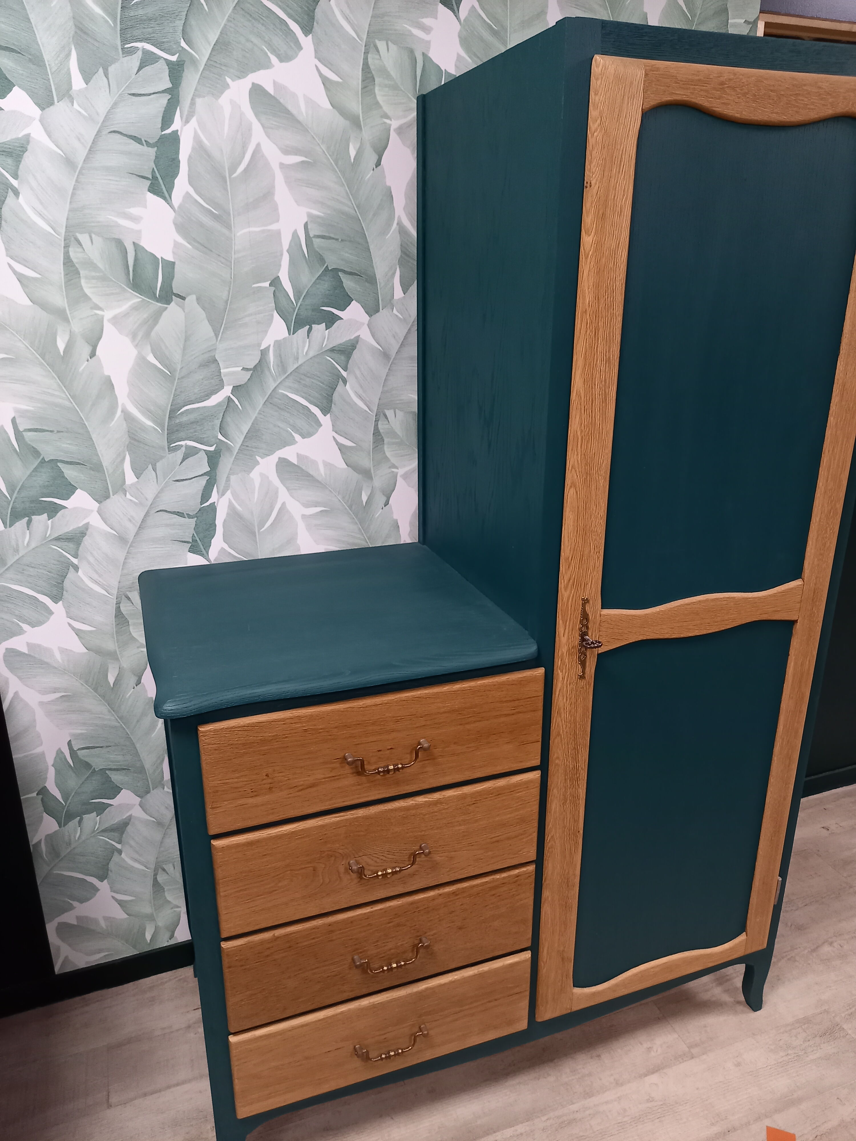 Skated cabinet-commode