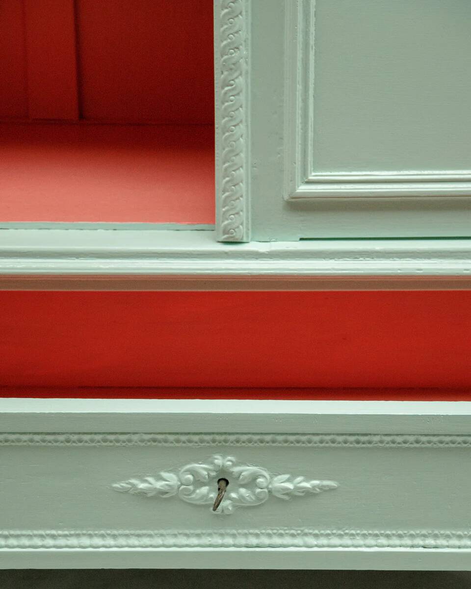 Vitrine à porte vitrée vert menthe de style Louis XVI
