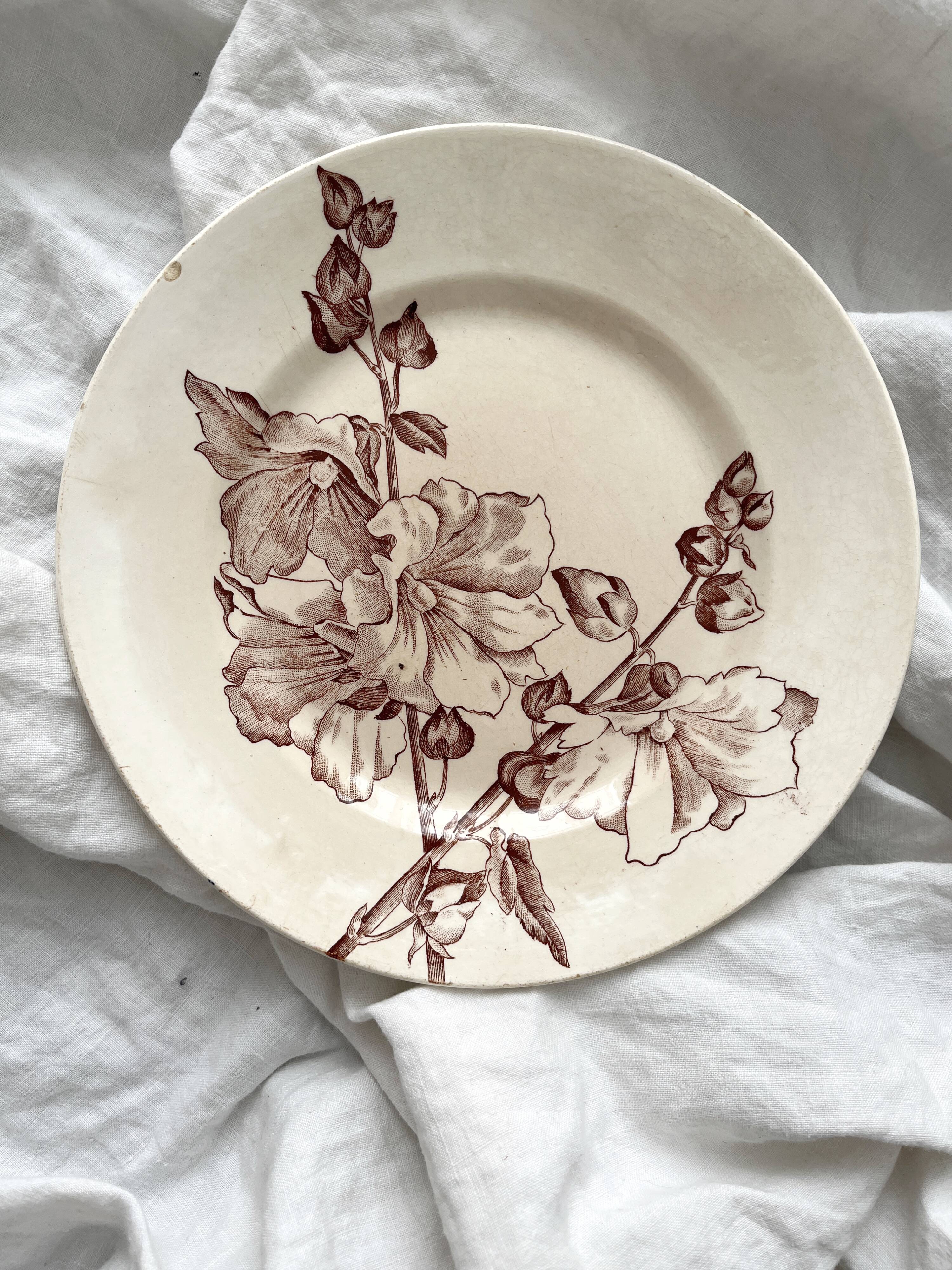 Assiette à dessert en terre de fer "Trémières" faïencerie de Salins