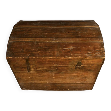 Large antique chest in solid pine and oak
