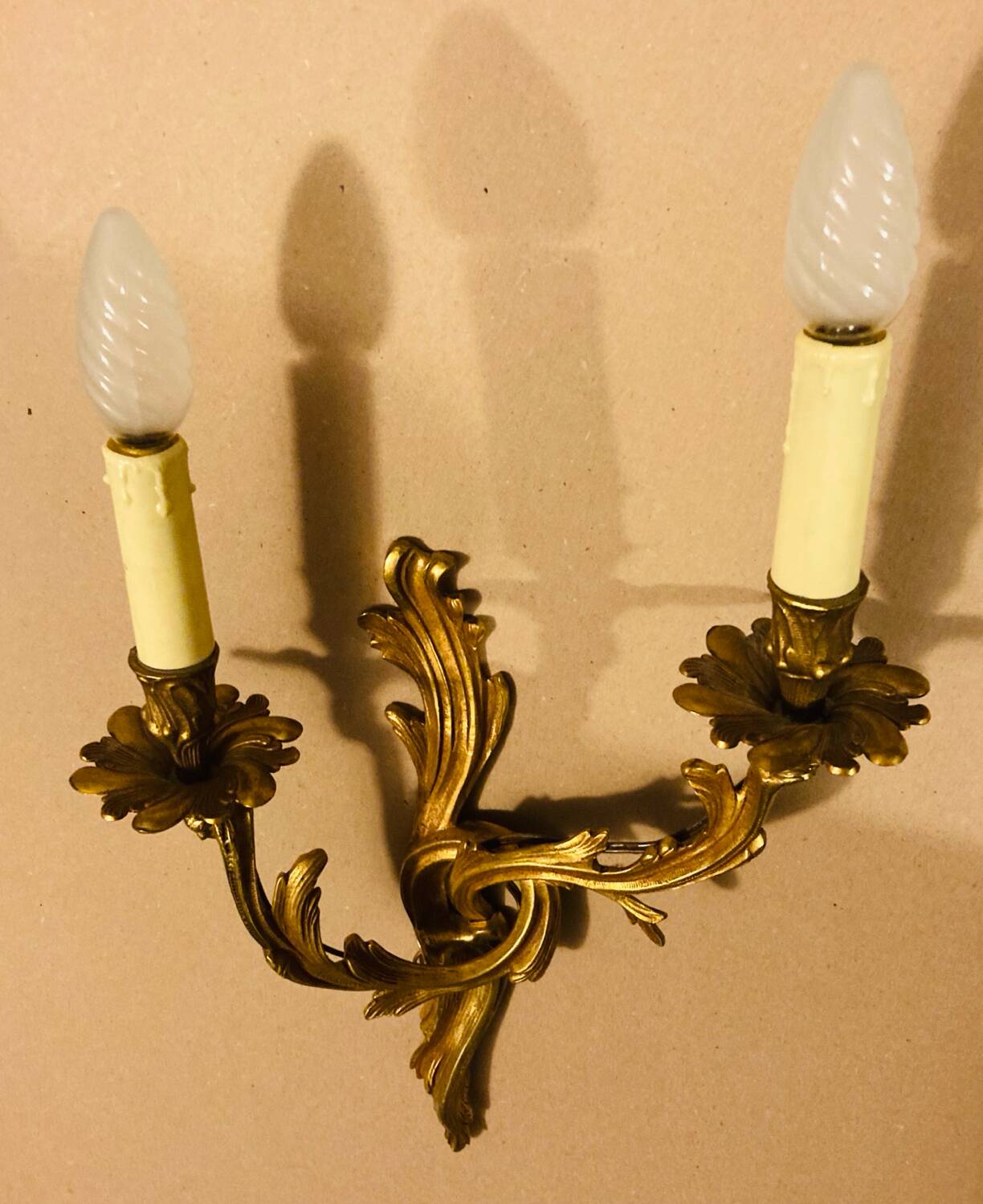 Louis XV Style wall light in gilded bronze from the 20th century decorated with acanthus leaves.