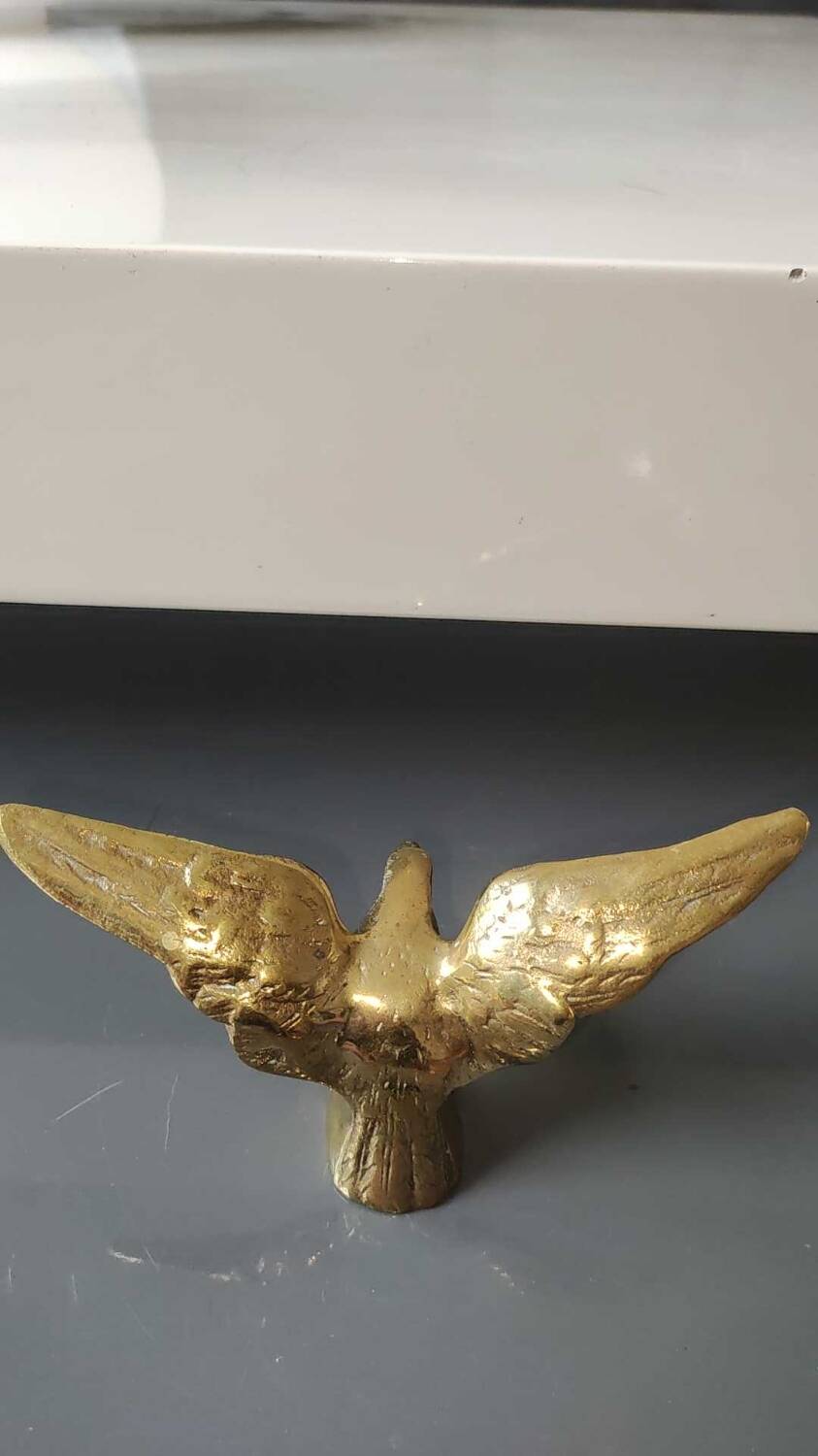 Eagle figurine sculpture with outstretched wings, in solid brass. Size 8 x 15 cm