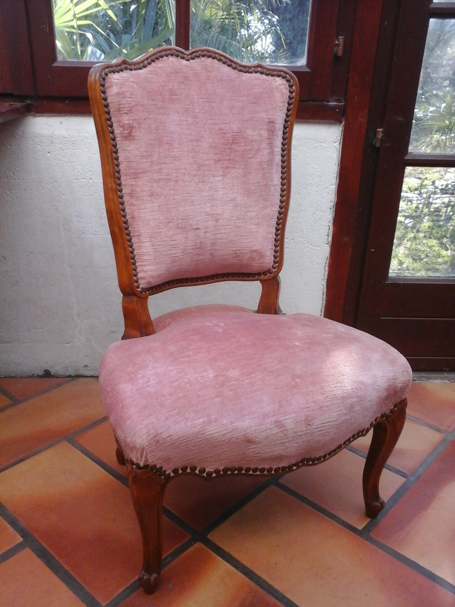 Chaise basse en velours rose