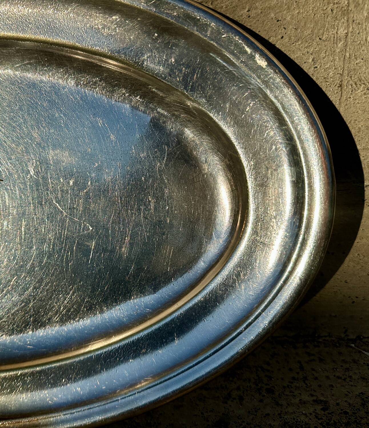 Ancien beau plat ovale en métal blanc argenterie