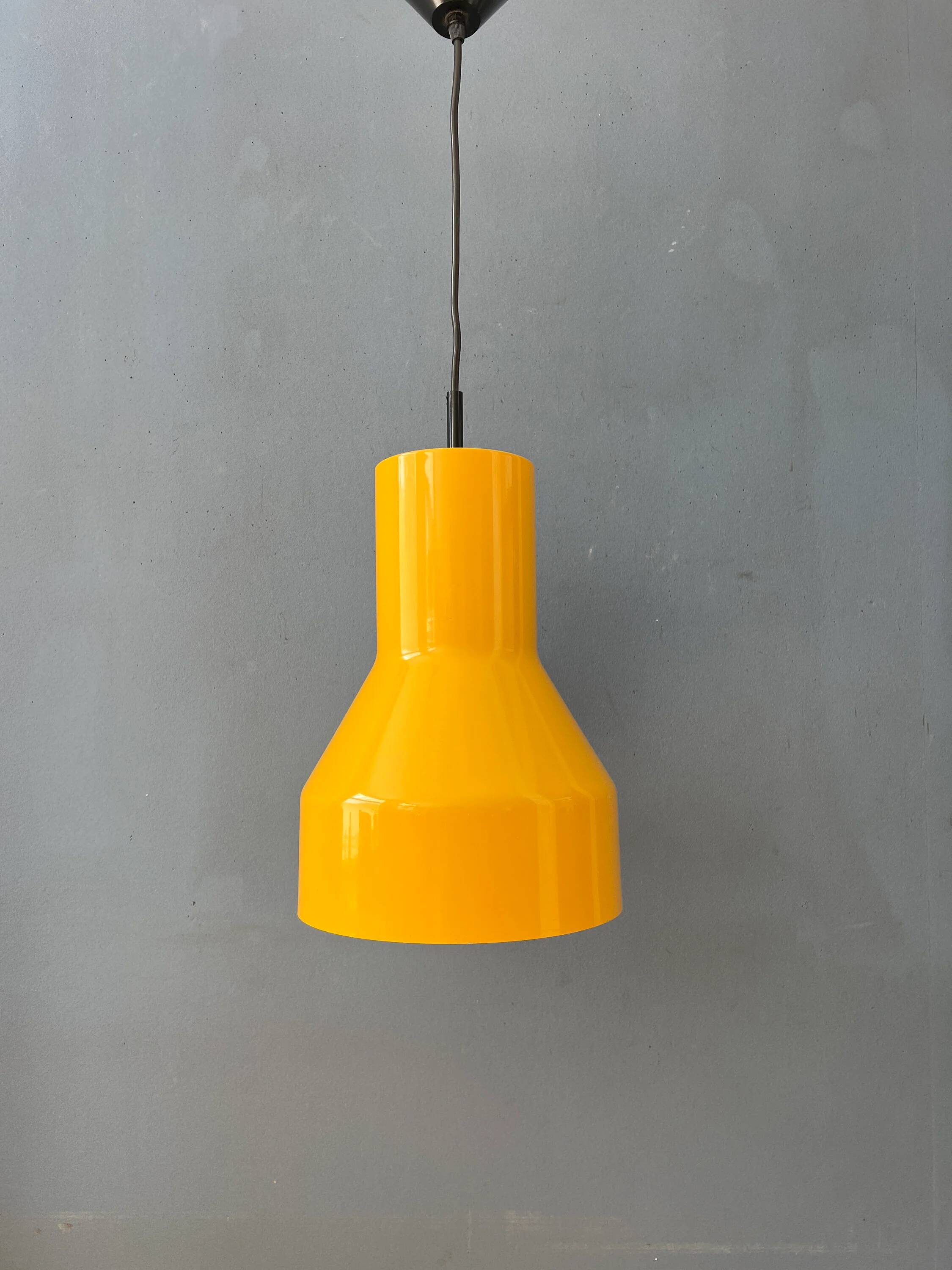 Suspension Space Age industrial in yellow metal