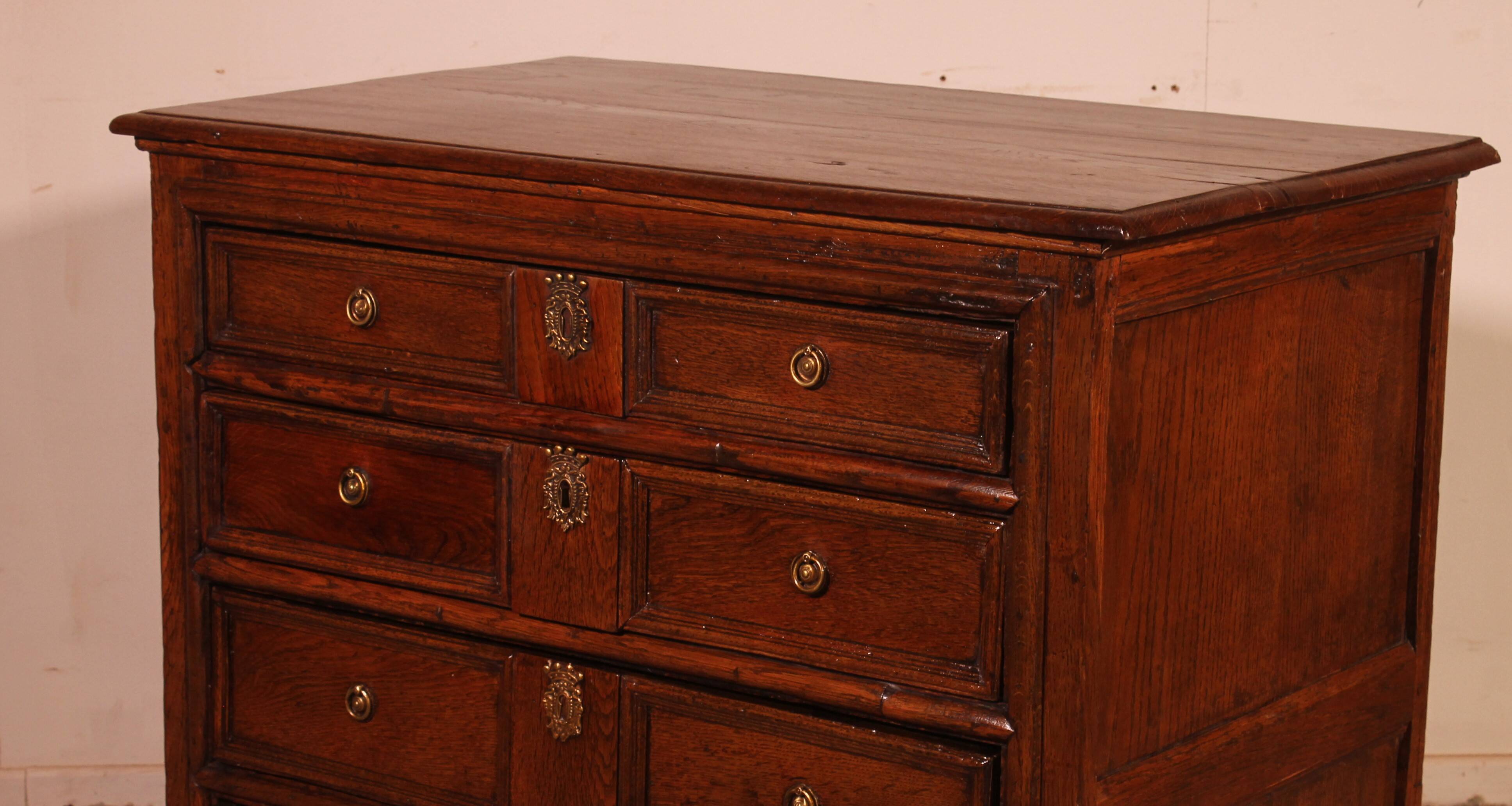 English oak chest of drawers, early 18th century