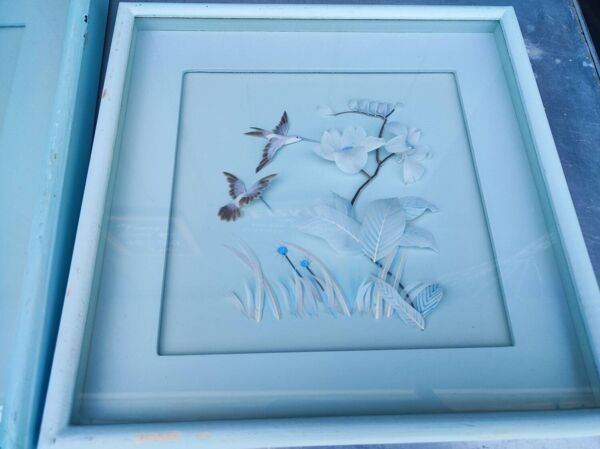Deux tableaux vintage réalisés avec des plumes, motif colibri