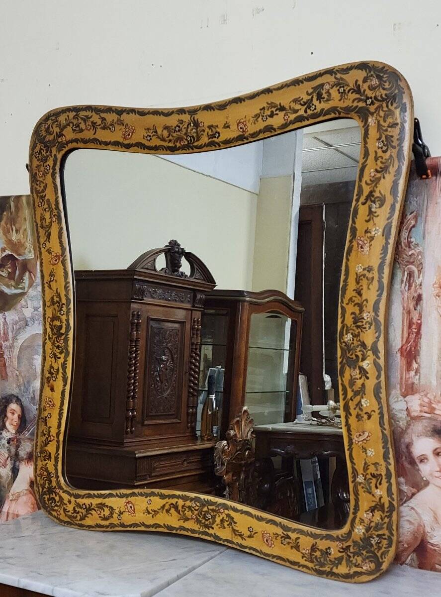 Important rectangular Venetian mirror with a richly painted wooden frame.