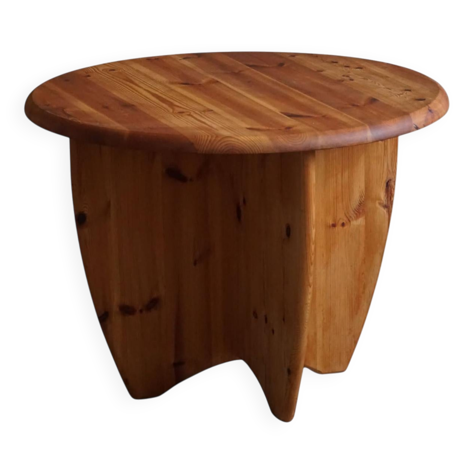 Modern round Danish coffee table in solid pine, Rainer Daumiller style, 1970.