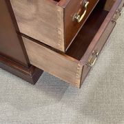 Chiffonnier anglais en acajou des années 1950