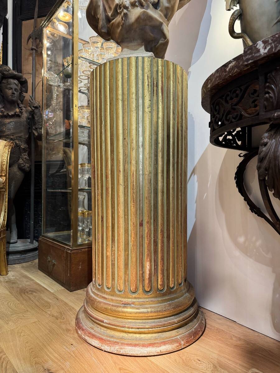 Large fluted golden wood column with a marble top, work from around 1900.